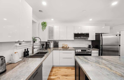 Willoughby House | Langley ~ Modern Basement Suite !