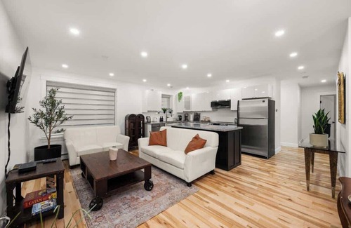 Willoughby House | Langley ~ Modern Basement Suite !