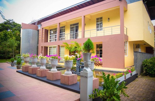 Piliyandala Villa | Lanka Lake Villa Luxury Waterfront Mansion fully Furnished to American Standards