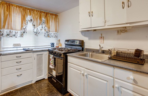 Lansdowne Apartment | Lansdowne Apartment Near Transit ~ 7 Mi to Philly!