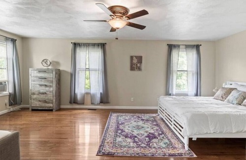Lansing Apartment | Lansing 4 Bedroom 3.5 bath · Serene Esca · Serene Escape/Fire Pit/Grill