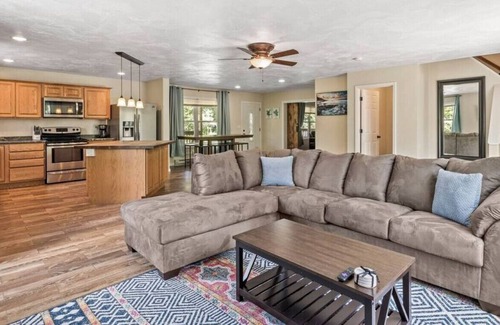 Lansing Apartment | Lansing upstairs 3bedroom 3.5 bath · Win · Wine Country Getaway! Fire Pit!