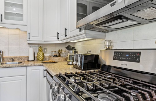 Lantana House | Lantana Beach House-5 mins to Beach-nKING BD/Hot Tub/Pool/Fire Pit/Gym/Mini Putt