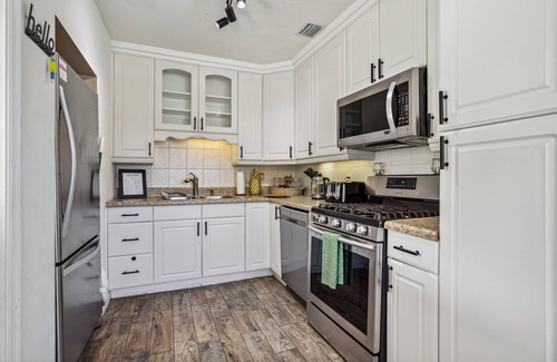 Lantana House | Lantana Beach House-5 mins to Beach-nKING BD/Hot Tub/Pool/Fire Pit/Gym/Mini Putt