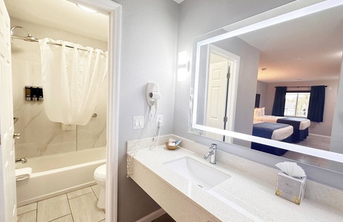 Whitfield Hotel | Lantern Inn & Suites