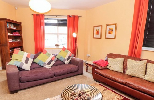 Hayfield House | LANTERN VIEW, pet friendly, with a garden in Hayfield