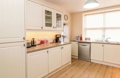 Hayfield House | LANTERN VIEW, pet friendly, with a garden in Hayfield