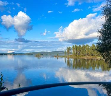 Mellanstrom Ski Chalet | Laplandliv cabin on the lake with hottub