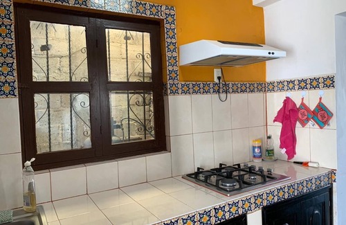 Del Cerrillo House | Large colonial house with garden in downtown area