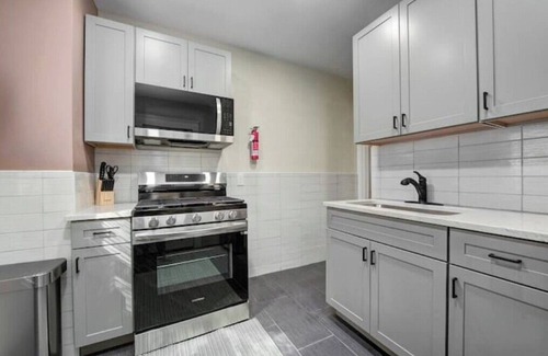 Cleveland House | Larchmere Classic Retreat ~ 8 mins to Cleveland Clinic ~ 5 mins to Case Western