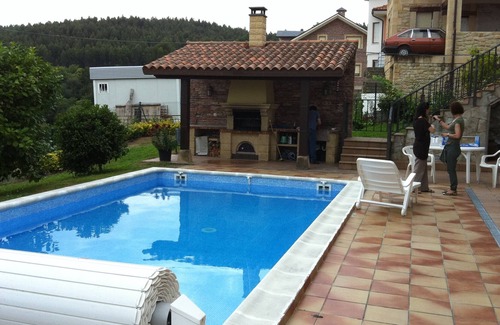 Barcena de Cicero Villa | Laredo Treto Colindres: pool. barbecue. Free WIFI.