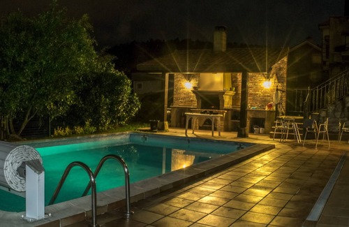 Barcena de Cicero Villa | Laredo Treto Colindres: pool. barbecue. Free WIFI.