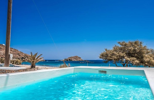 Kithnos House | Lareroom 4 Σπίτι μπροστά στην παραλία με μικρή πισίνα