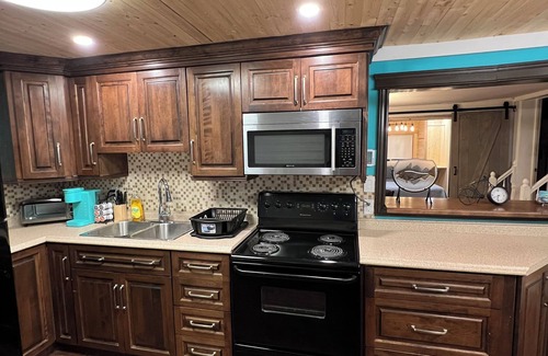 Quidi Vidi Apartment | Large 1 Bedroom Apartment in the Heart of Quidi Vidi (Ground Level)