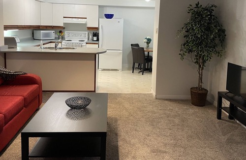 Byron Apartment | Large 1 Bedroom Apartment- Private Entrance & Yard
