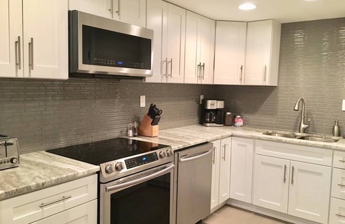 Nashville Condo | Large 1 Bedroom Condo - On Music Row - Guitar Pool