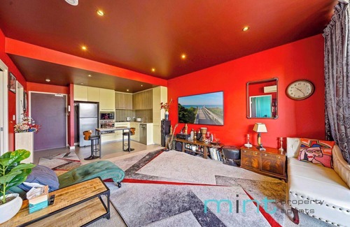 Campsie Apartment | Large 1 Bedroom Retro Style Apartment with Parking