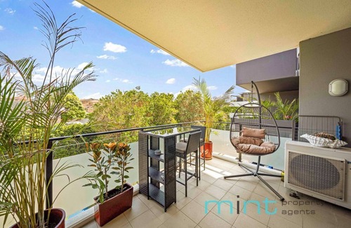 Campsie Apartment | Large 1 Bedroom Retro Style Apartment with Parking