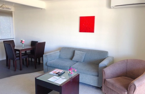 Capital Hill Apartment | Large 1 Bedroom Unit in Griffith with Free Wi-Fi + Parking