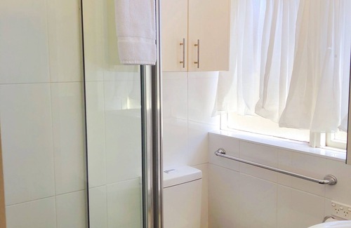 Capital Hill Apartment | Large 1 Bedroom Unit in Griffith with Free Wi-Fi + Parking