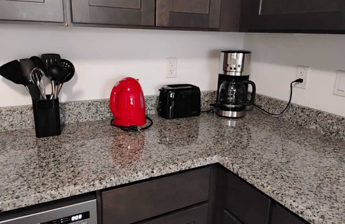 Downtown Hartford Apartment | Large 1BR apartment Downtown Hartford, fitness room, Free parking,Pool,G ym
