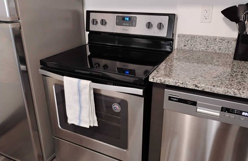 Downtown Hartford Apartment | Large 1BR apartment Downtown Hartford, fitness room, Free parking,Pool,G ym