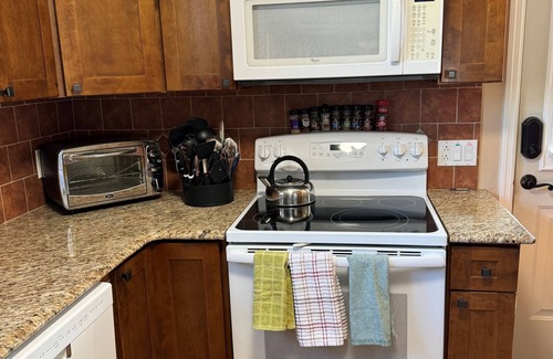 Rotterdam Junction Apartment | Large 1st Floor Flat for 2 with the Comforts of Home Between Saratoga and Albany