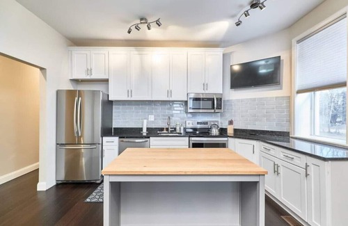 Central West End Apartment | Large 2 Bd 2 Ba Forest park, CWE eats, BJ Hospital