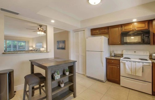 Palm Beach Shores Apartment | Large 2 Bed 2 Bath, King Beds, Screened Patio, Smart TV's in each room!
