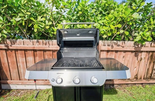 Palm Beach Shores Apartment | Large 2 Bed 2 Bath, King Beds, Screened Patio, Smart TV's in each room!