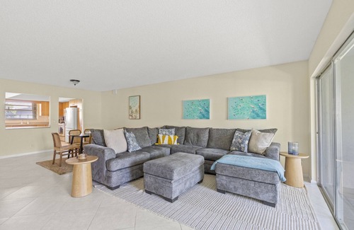 Palm Beach Shores Apartment | Large 2 Bed 2 Bath, King Beds, Screened Patio, Beach Chairs, Sleeps 6!
