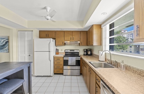 Palm Beach Shores Apartment | Large 2 Bed 2 Bath, King Beds, Screened Patio, Beach Chairs!