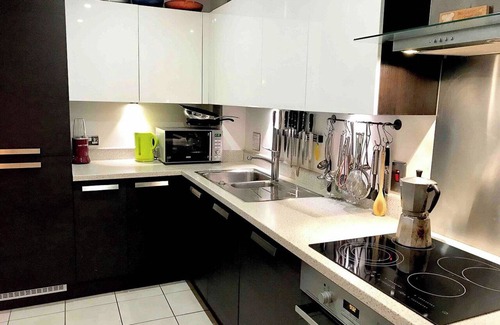 Haggerston Condo | Large 2-bed 2-bath ground-floor flat in Hoxton, large patio, great transpt links