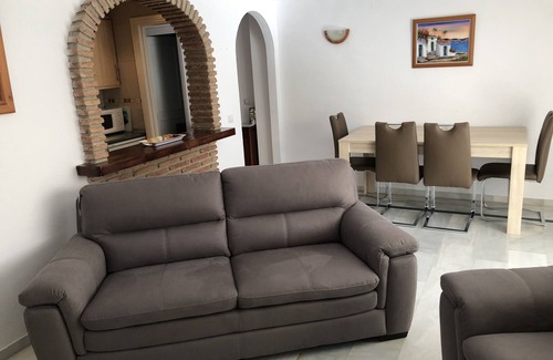 Calahonda Apartment | Large 2 Bed Holiday Home | Close to Beach, Shops, Restaurants, Bars