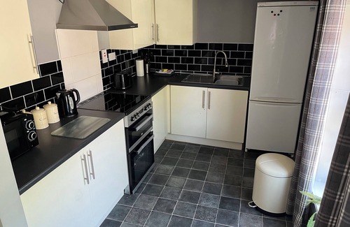 Chesterfield House | Large 2-Bed House Derbyshire off Chatsworth rd