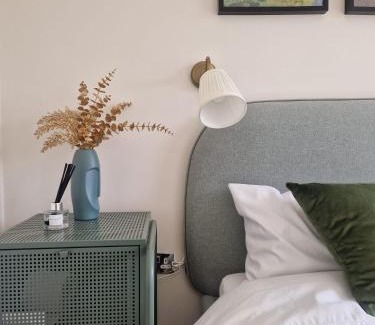 Acresford Apartment | Large 2-Bed House next to Warwick Uni 2x Parking