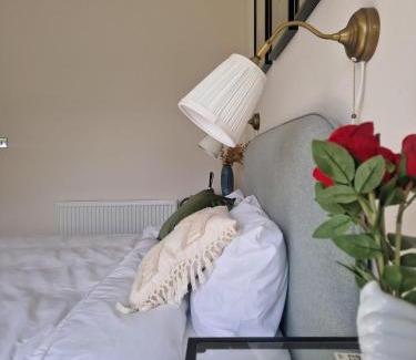Acresford Apartment | Large 2-Bed House next to Warwick Uni 2x Parking