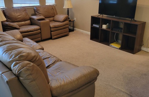 Loughman Condo | Large 2 Bedroom 2 Bath Condo 10 Miles from Parks Sleeps 6