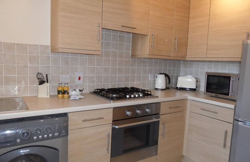 Basingstoke House | Large 2 bedroom 2 bathroom King Double - Basingstoke Serviced Apartment