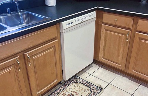 Arnold House | Large 2 bedroom house with private parking in a nice neighborhood