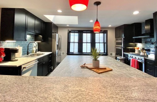 Downtown Wilmington Apartment | Large 2-Level 5 BR Apartment