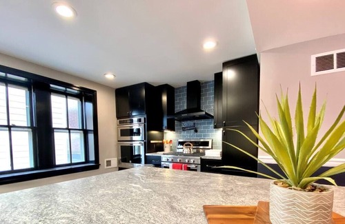 Downtown Wilmington Apartment | Large 2-Level 5 BR Apartment