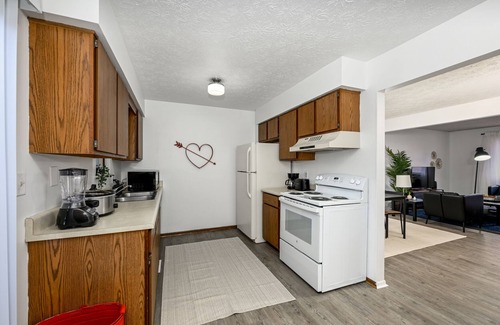 Northwest Akron Apartment | Large 2Bd Haven for Travelers!