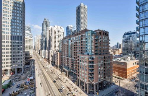 Bay Cloverhill Apartment | Large 2BR on Bay Street 4 Beds with Balcony