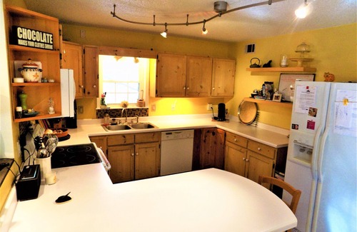 Jonesboro House | Large 3/4 bedroom Valley View House with Outdoor Space, Pool and Storm Shelter