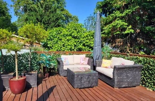 Coombe Hill House | Large 3 bed house with separately bookable studio
