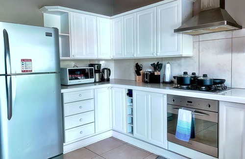 Brighton Apartment | Large 3 Bed + FREE amenities + Close to everything