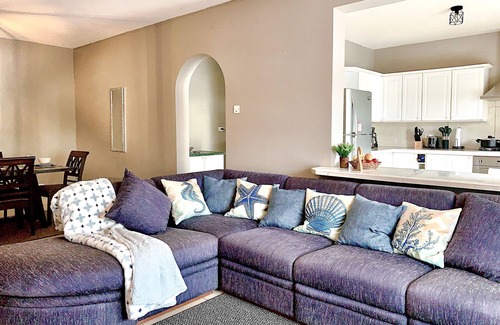 Brighton Apartment | Large 3 Bed + FREE amenities + Close to everything