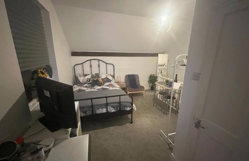 Ilkeston House | Large 3 Bed House, 2 Bathrooms. For workers, couples & families. n
