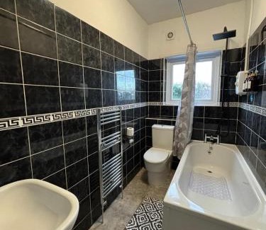 Awsworth House | Large 3 Bed House - Awsworth - J26 M1 - Ideal for Contractors or Families - Sleeps - 6